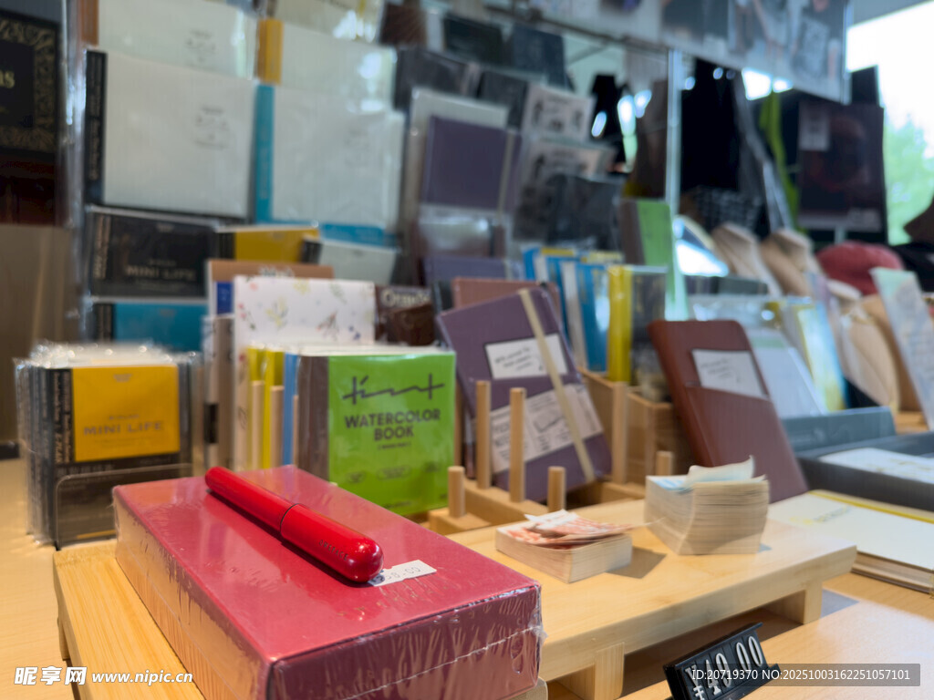 书店一角的多彩书籍陈列