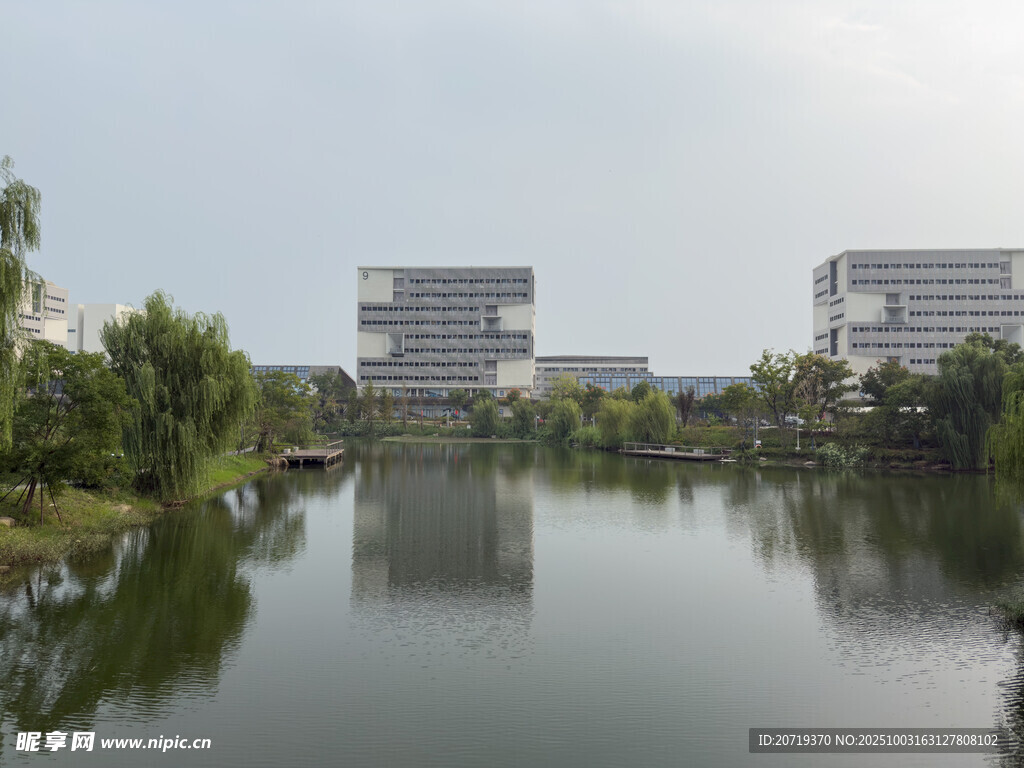 湖畔现代建筑景观