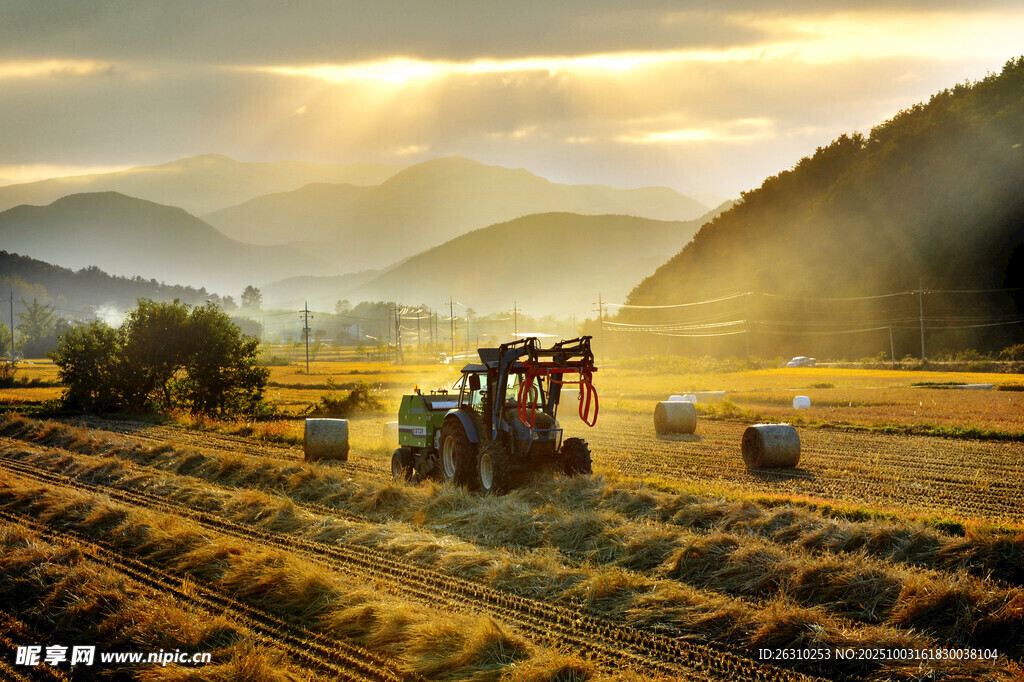 夕阳下的农田农机作业场景
