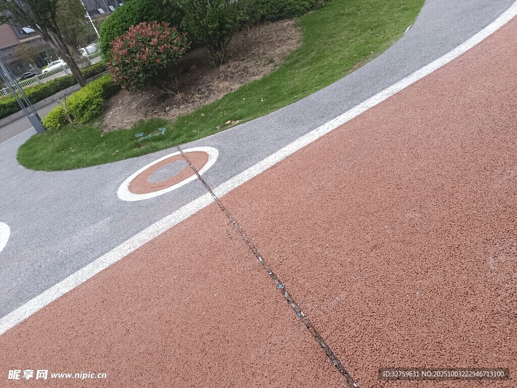 彩色步道与周边绿化景观