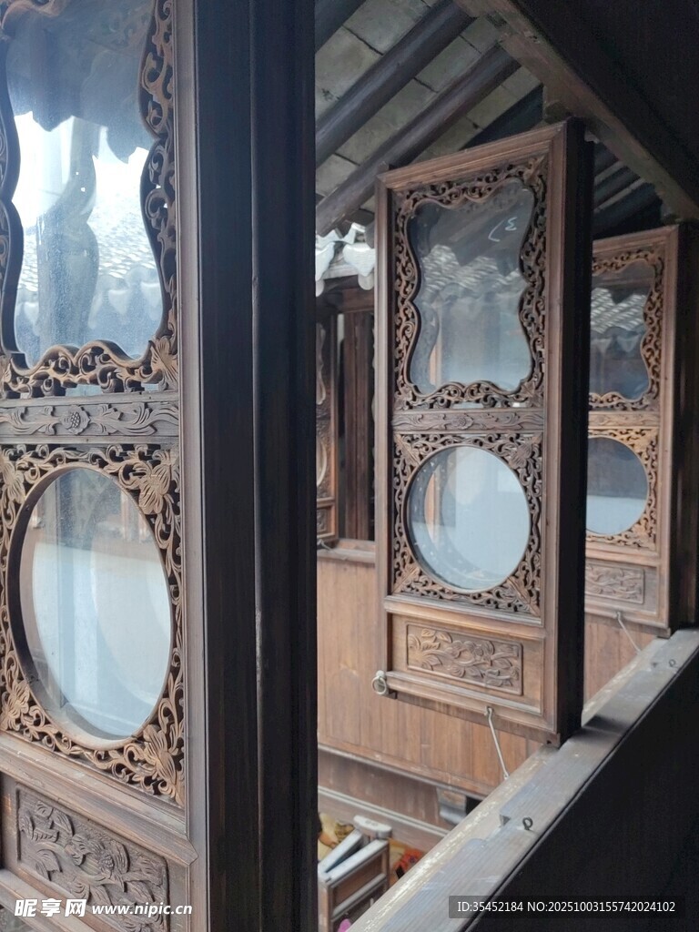 雕花门窗