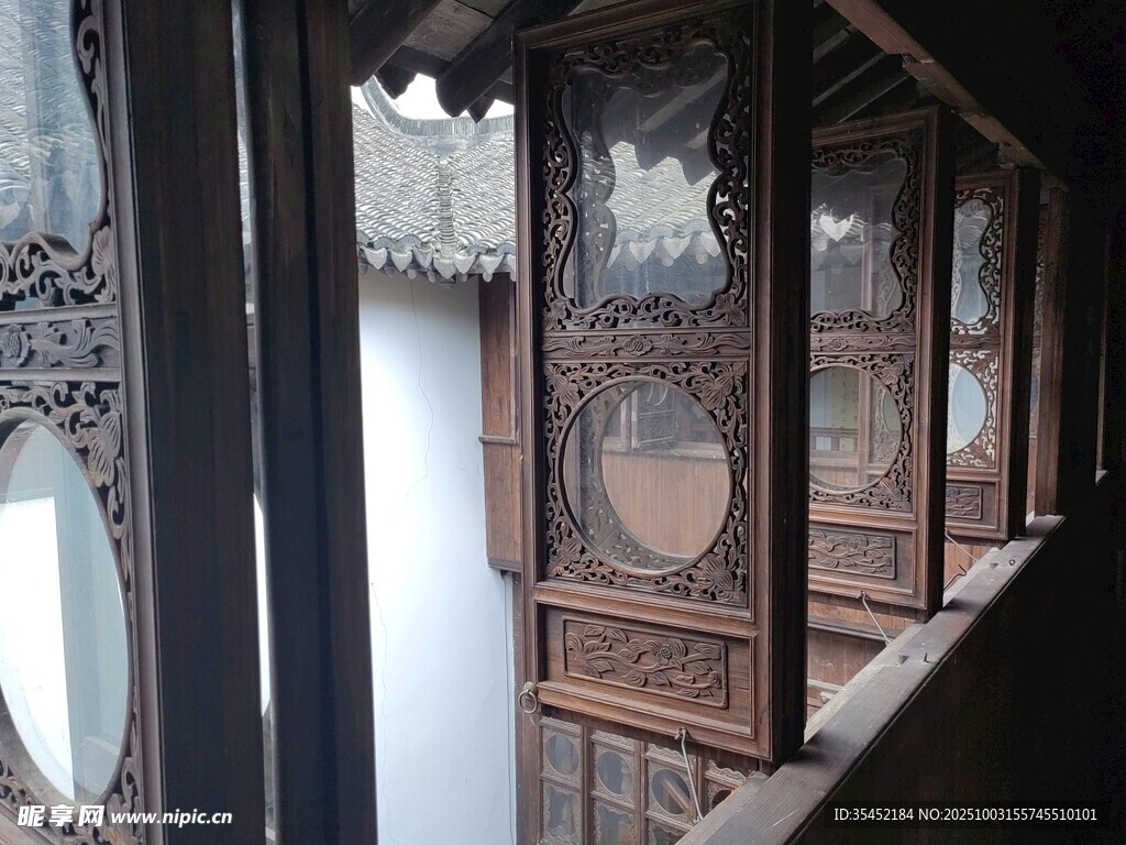 雕花门窗
