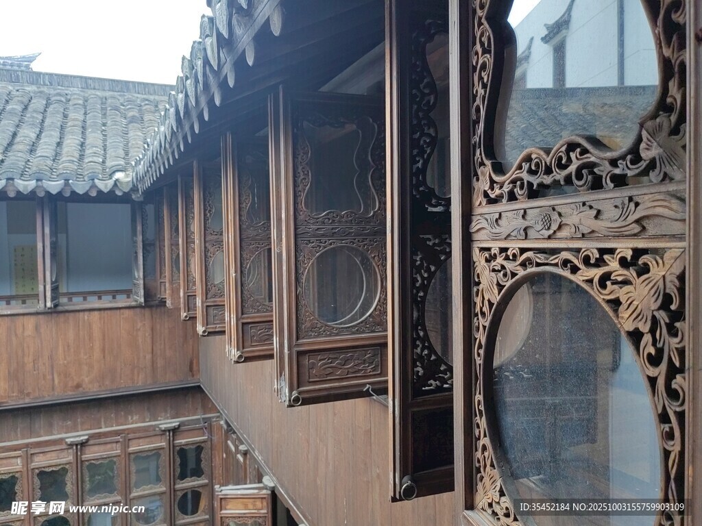 雕花门窗
