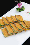 香酥蔬菜煎饼摆于盘中