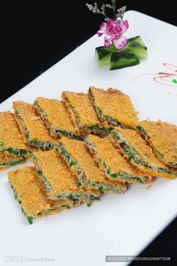 香酥蔬菜煎饼摆于盘中