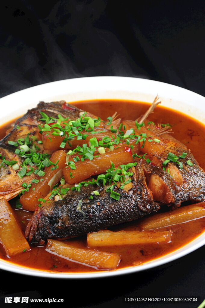 红烧鱼配粉条鲜香诱人