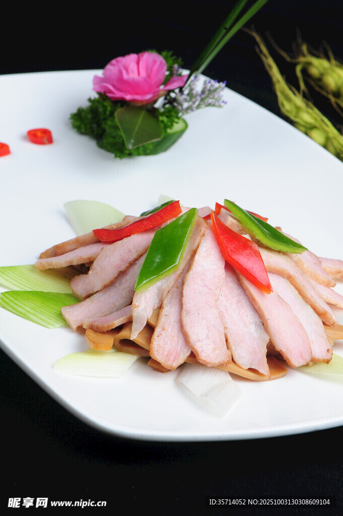 精致摆盘的美味鸡肉菜肴