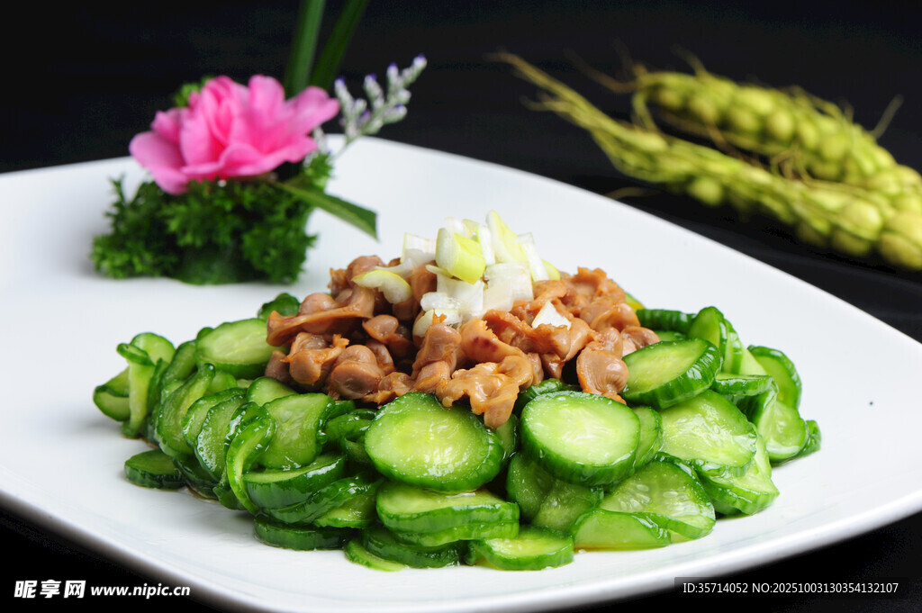 黄瓜拌肉丁清新美味佳肴