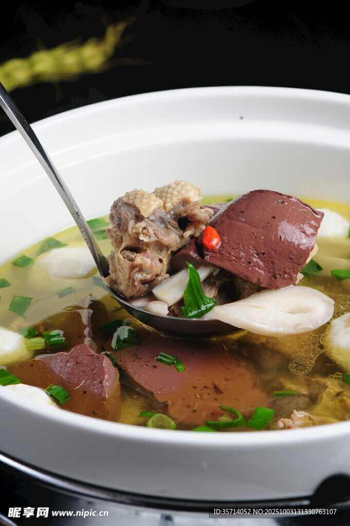 鲜香鸭血汤食材丰富诱人