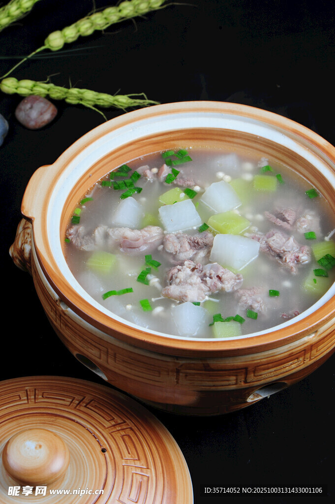 砂锅牛肉蔬菜汤