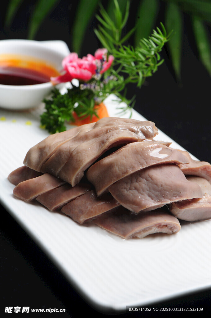 美味酱牛肉切片摆盘