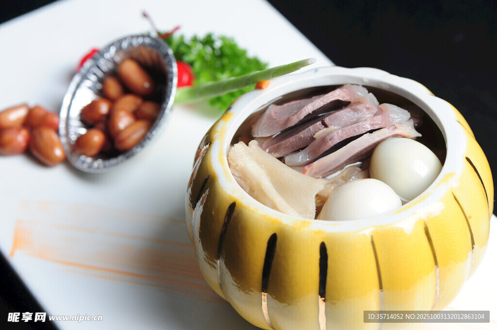 黄瓷碗中的丰盛美味佳肴