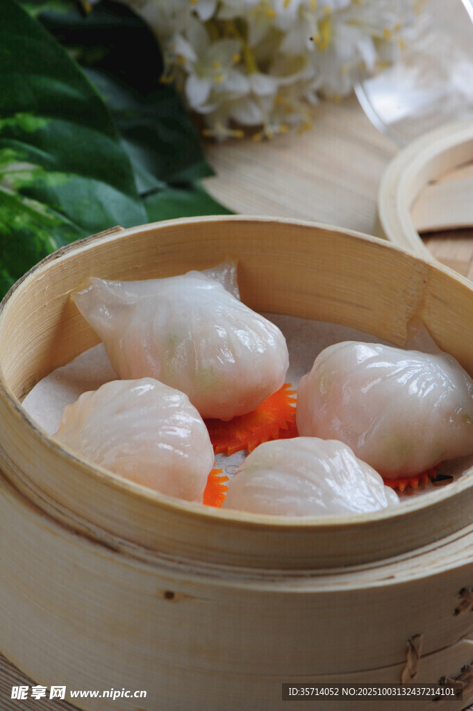 竹制蒸笼里的美味虾饺
