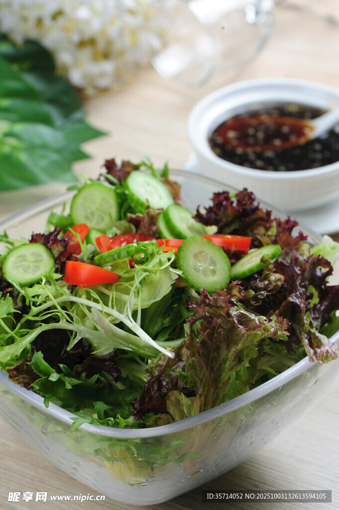 新鲜蔬菜沙拉营养美味