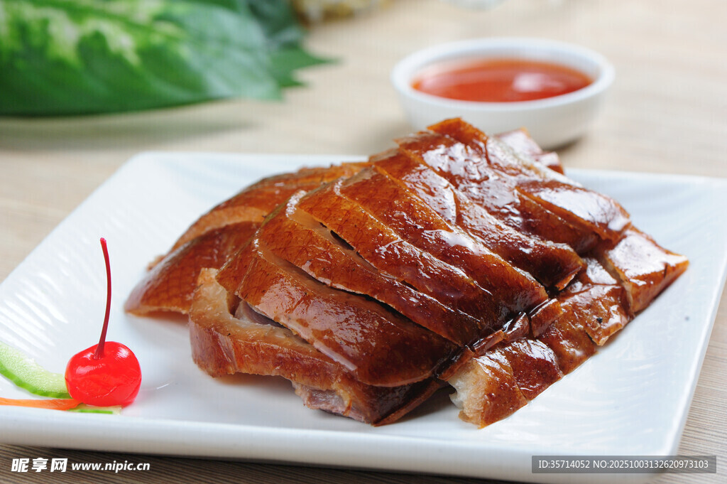 美味烤鸭摆盘精致诱人