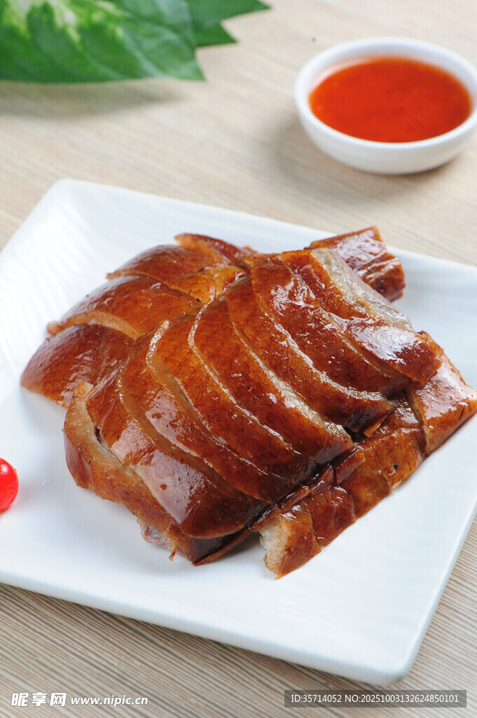 美味切片烤鸭配蘸料