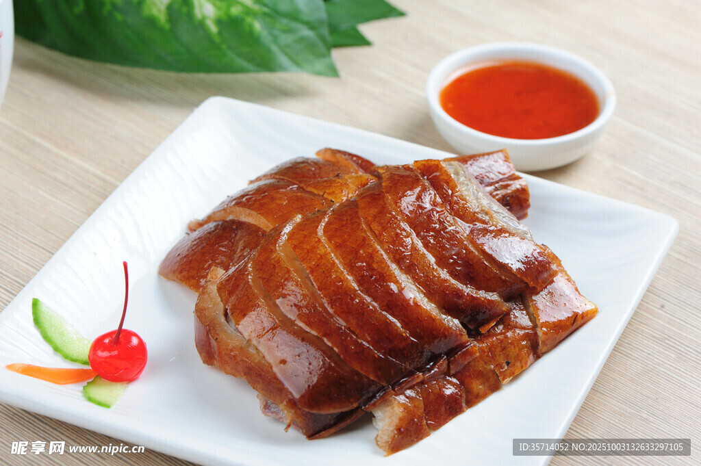 美味烤鸭摆盘精致诱人