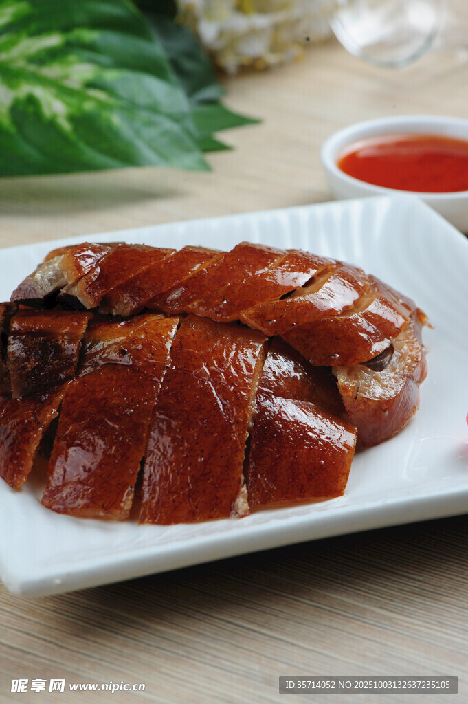 美味切片烤鸭配蘸料