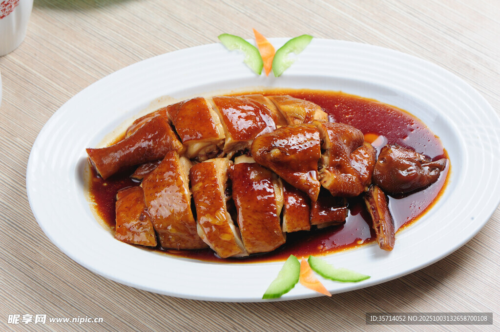 美味酱鸭摆盘中