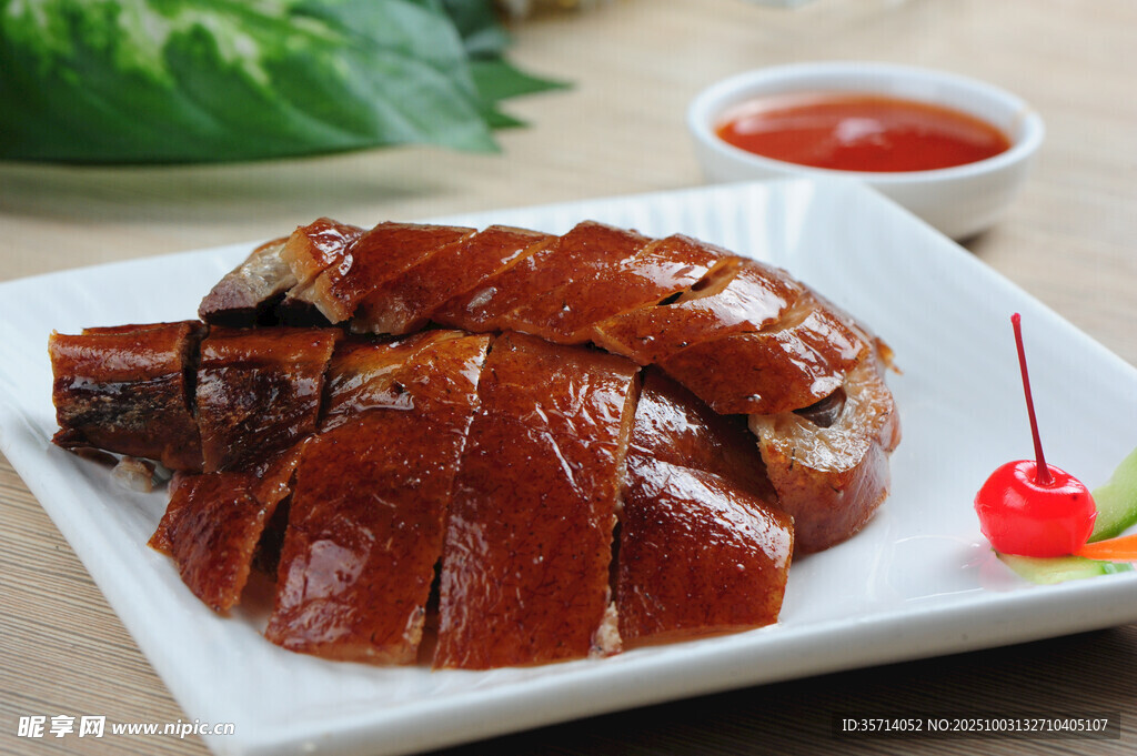 美味烤鸭摆盘精致诱人