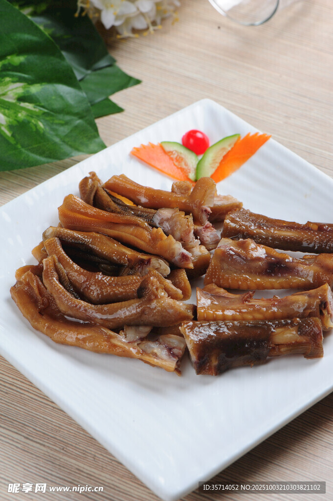 美味卤鸭舌摆于盘中