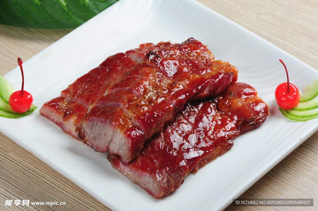 美味叉烧肉摆于白盘