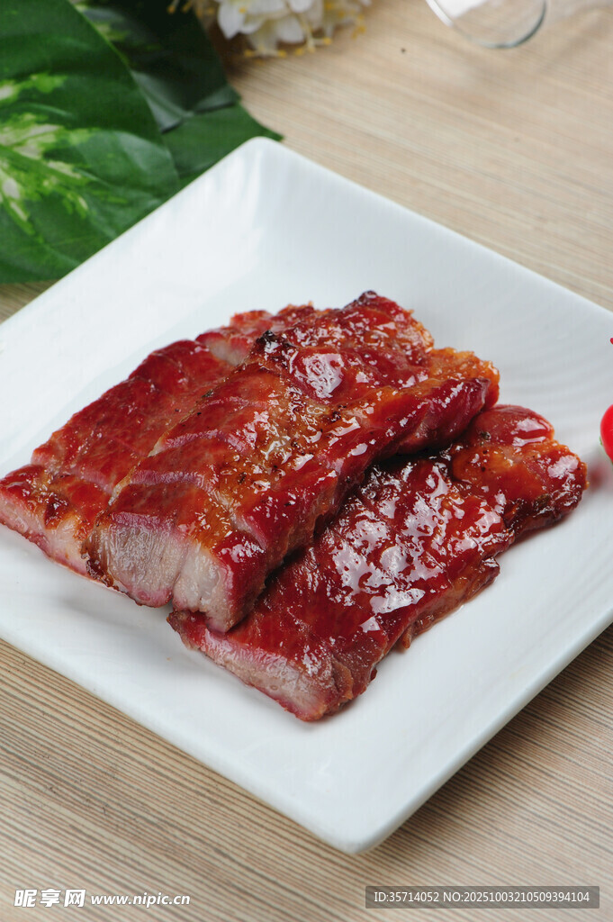 美味叉烧肉摆于白盘上