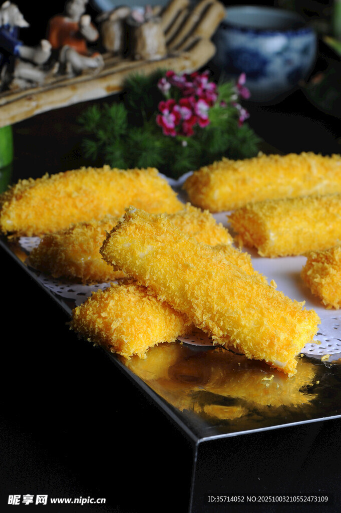 金黄酥脆炸物美食摆拍