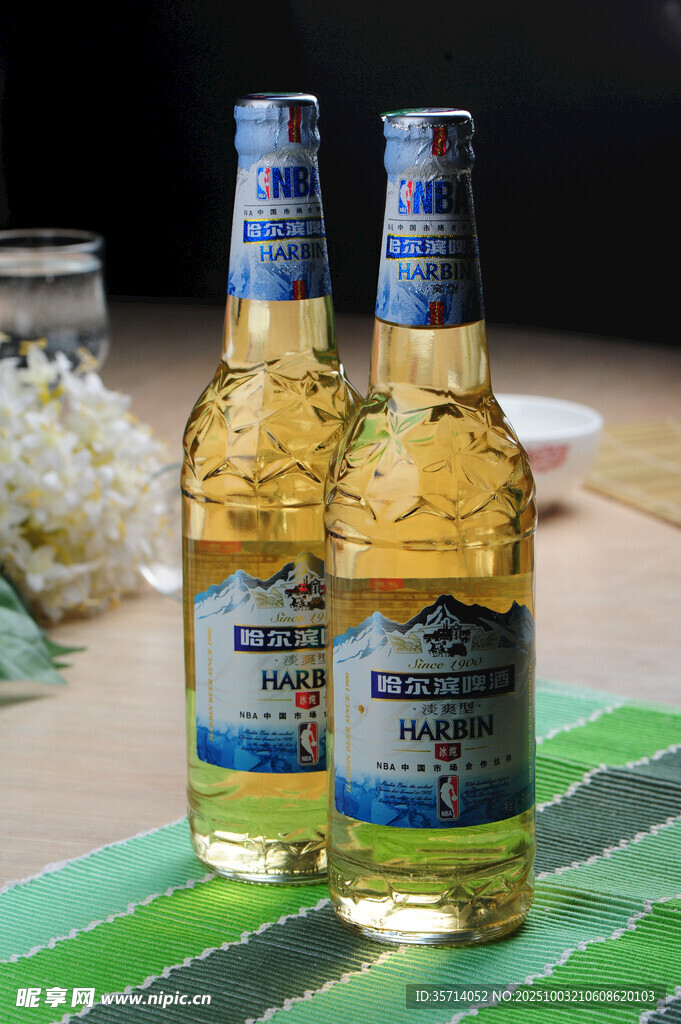 两瓶清爽啤酒摆于桌前