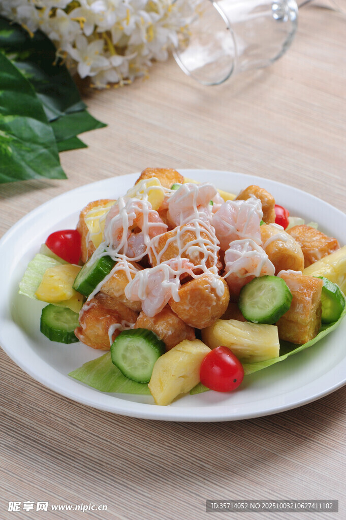 美味鸡肉蔬菜沙拉拼盘