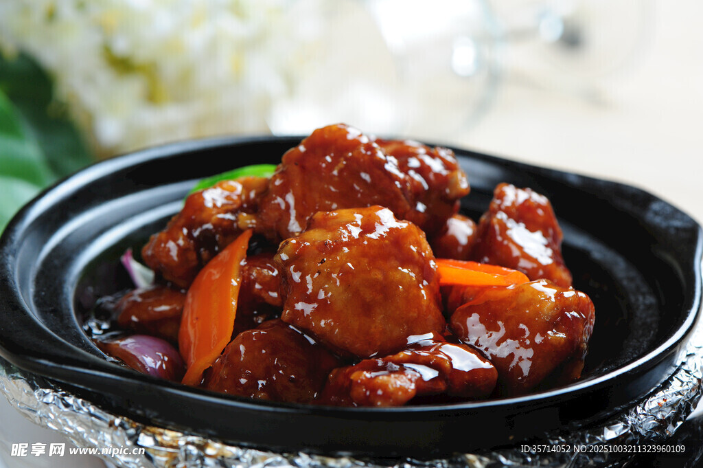 美味红烧肉盛放于黑煲中