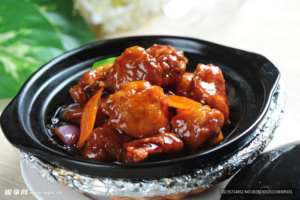 美味红烧排骨砂锅料理