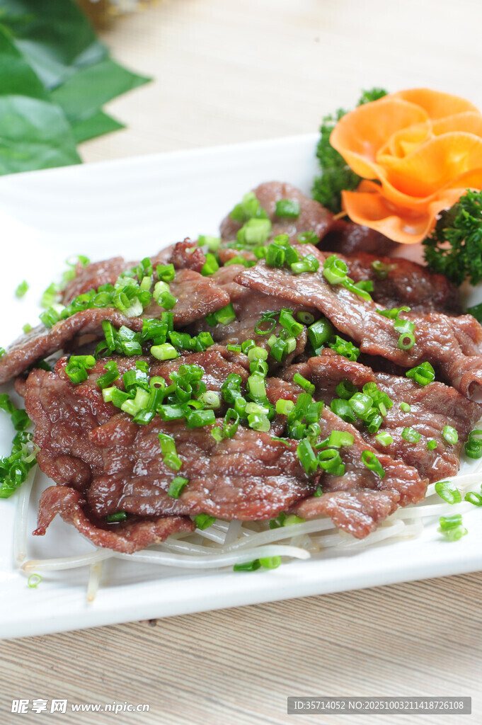 美味牛肉片撒葱花摆盘