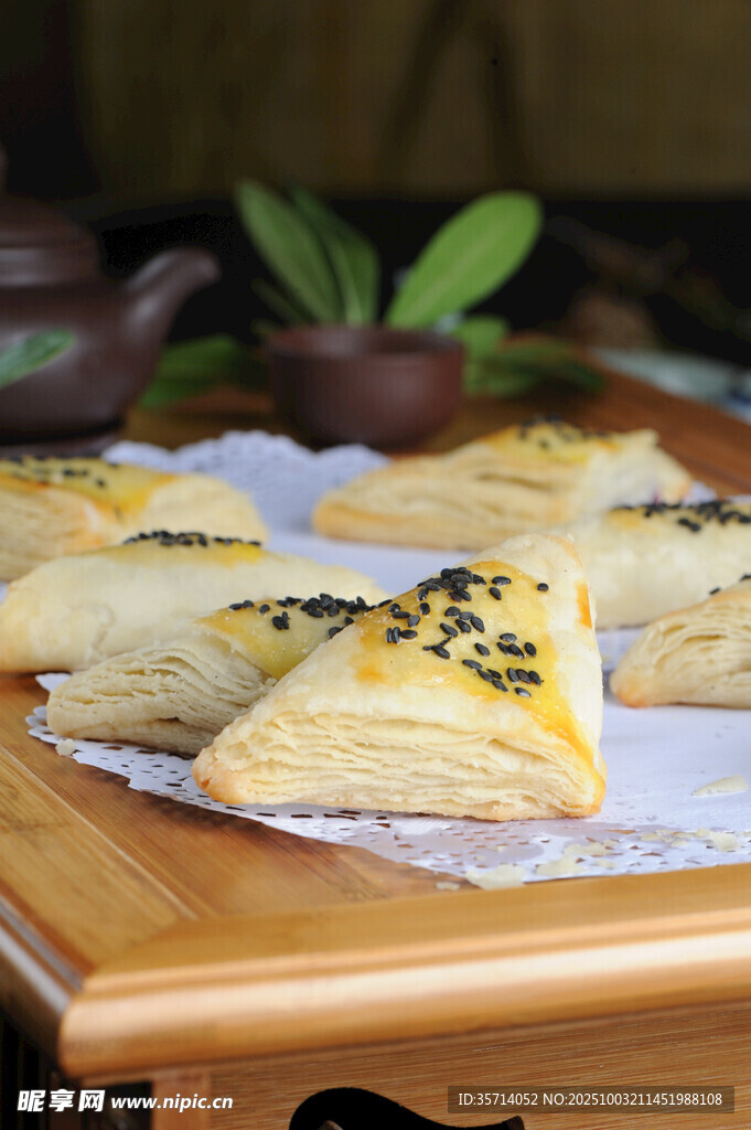 美味酥皮点心摆于木桌