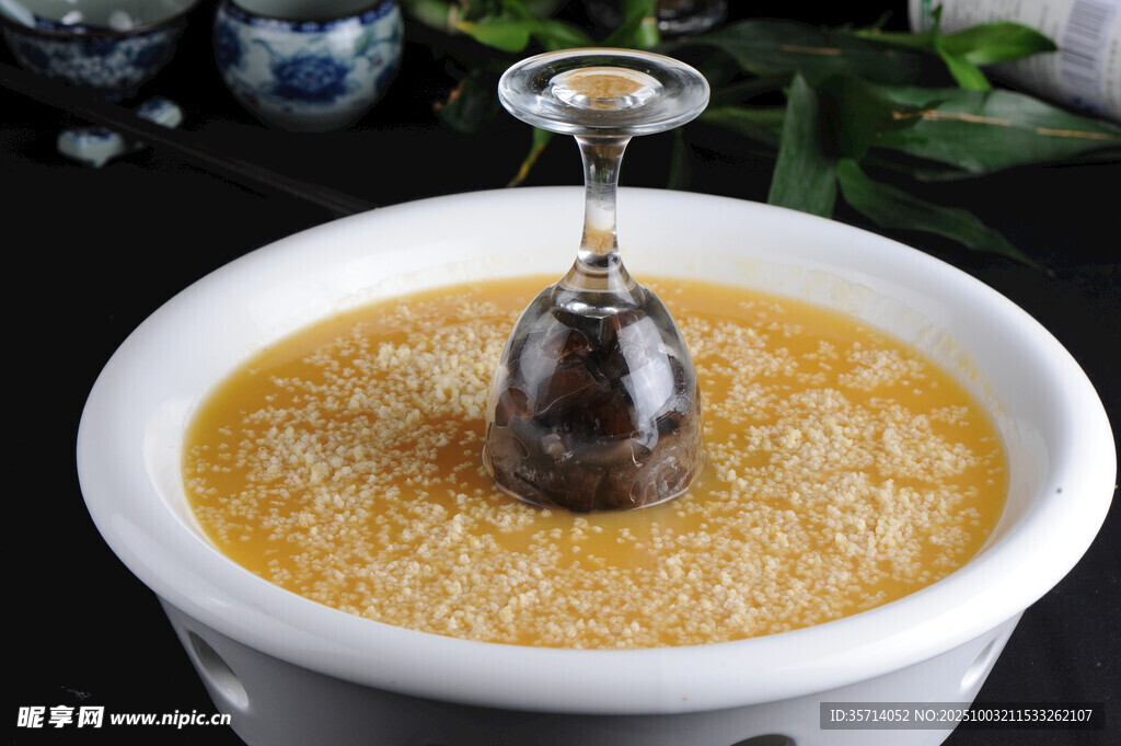 香浓小米粥配精致勺子