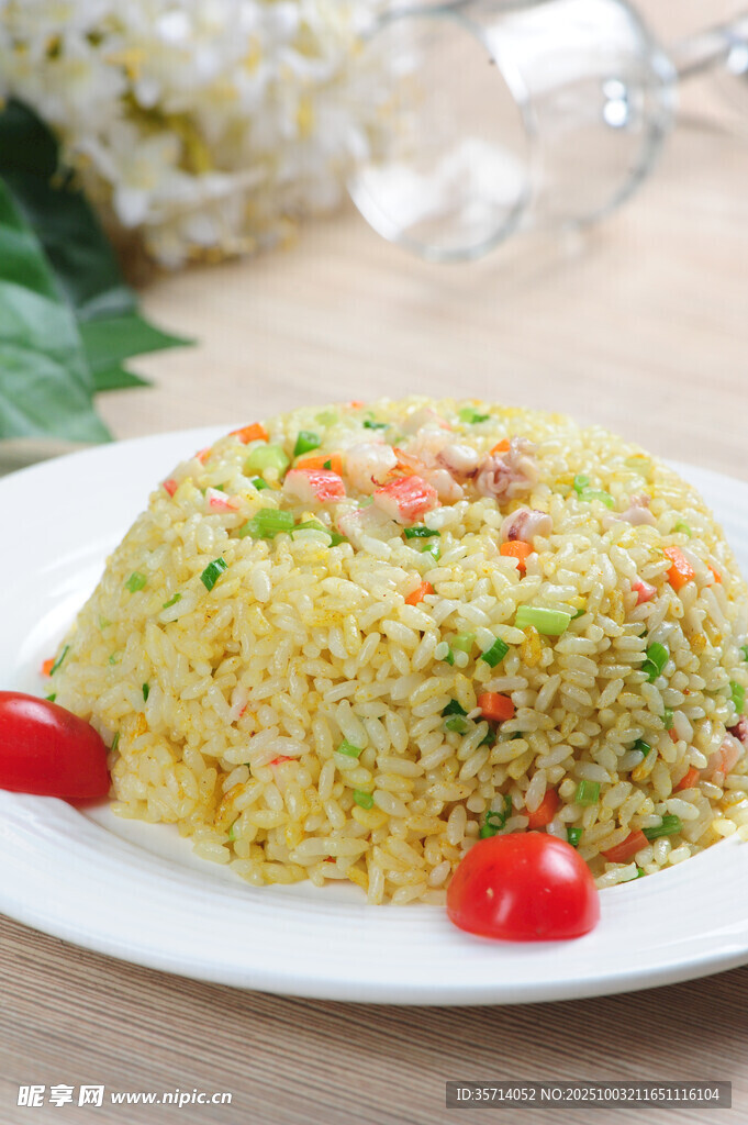美味蛋炒饭摆于白色盘上