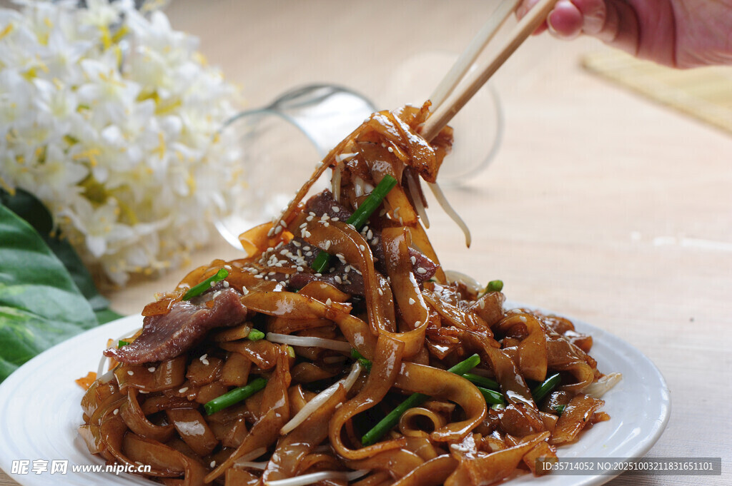肉丝炒面被筷子挑起