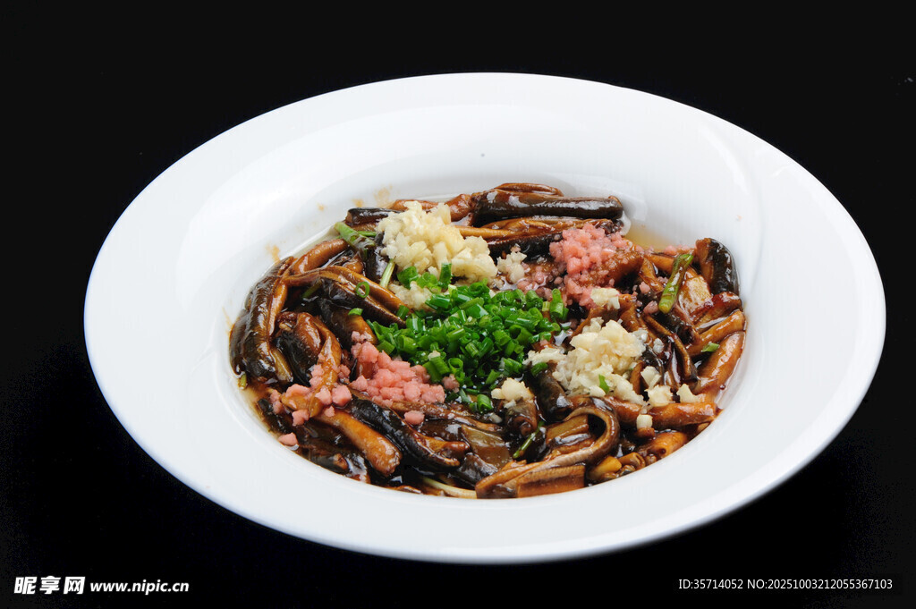 美味黑面条配多样食材