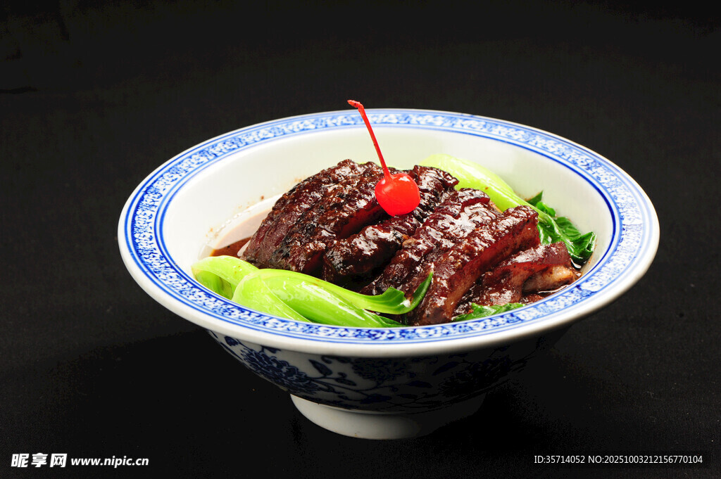 美味酱牛肉盛于蓝白碗中