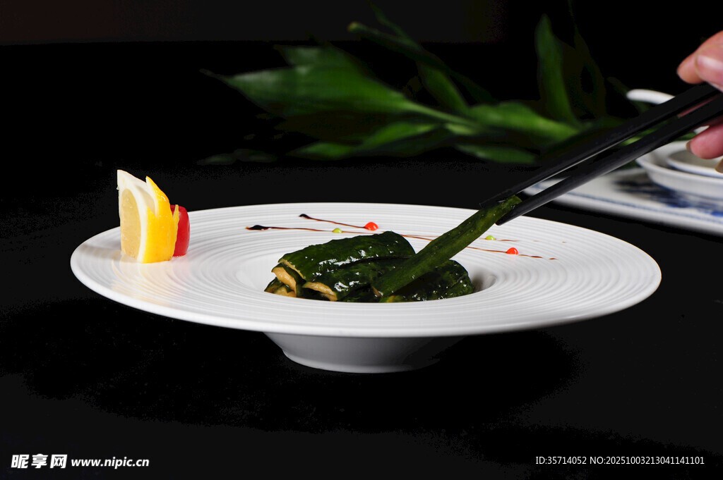 精致摆盘的创意菜品