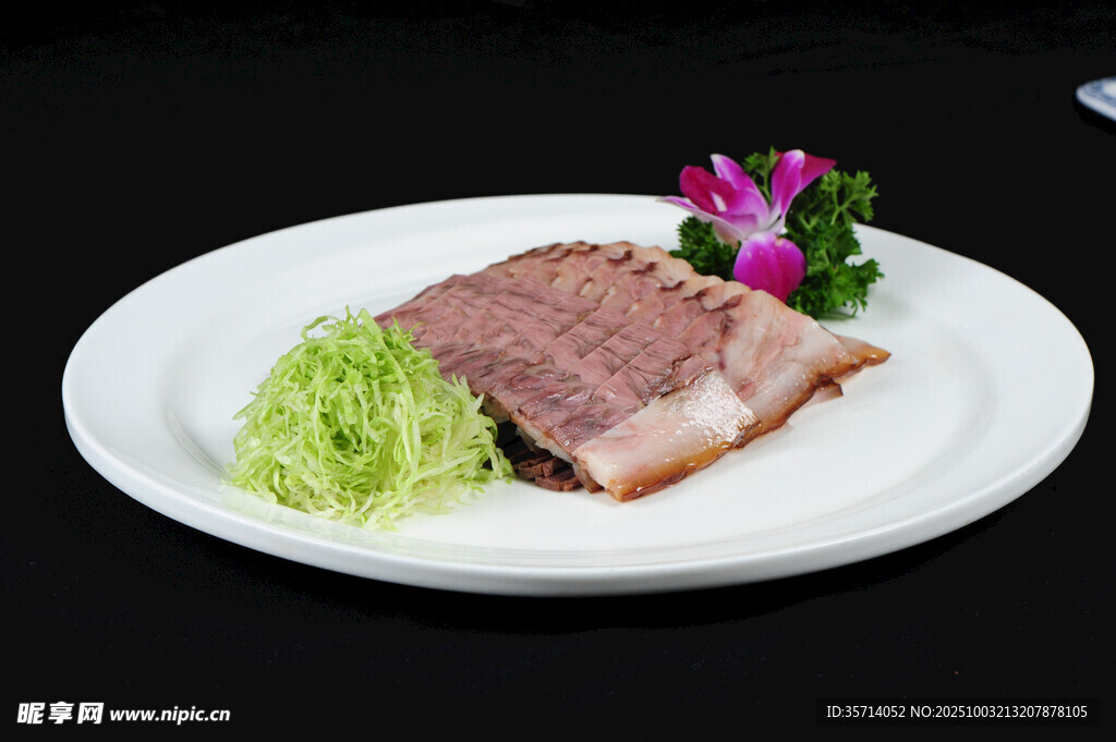 美味摆盘牛肉配蔬菜花卉