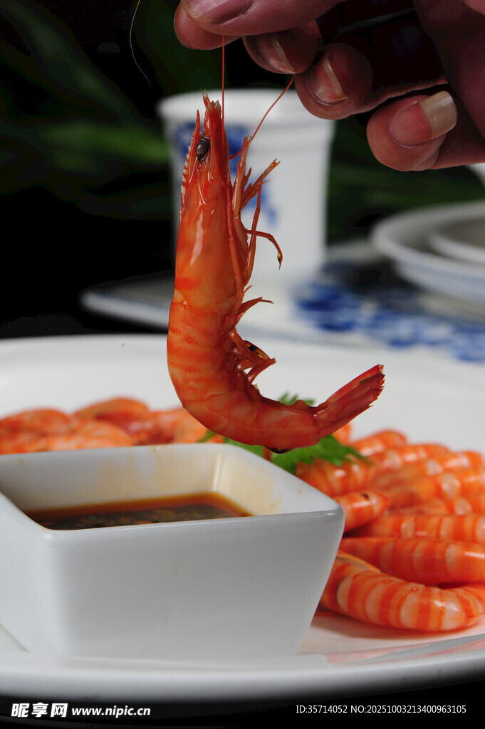 鲜虾蘸酱美味诱人瞬间