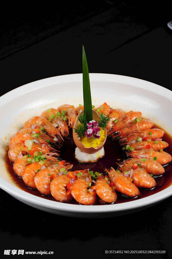 精美摆盘的美味鲜虾料理