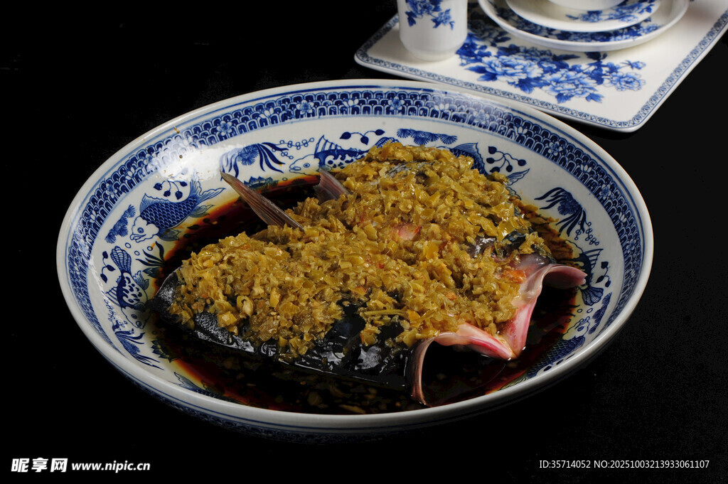 青花瓷盘装的特色风味美食
