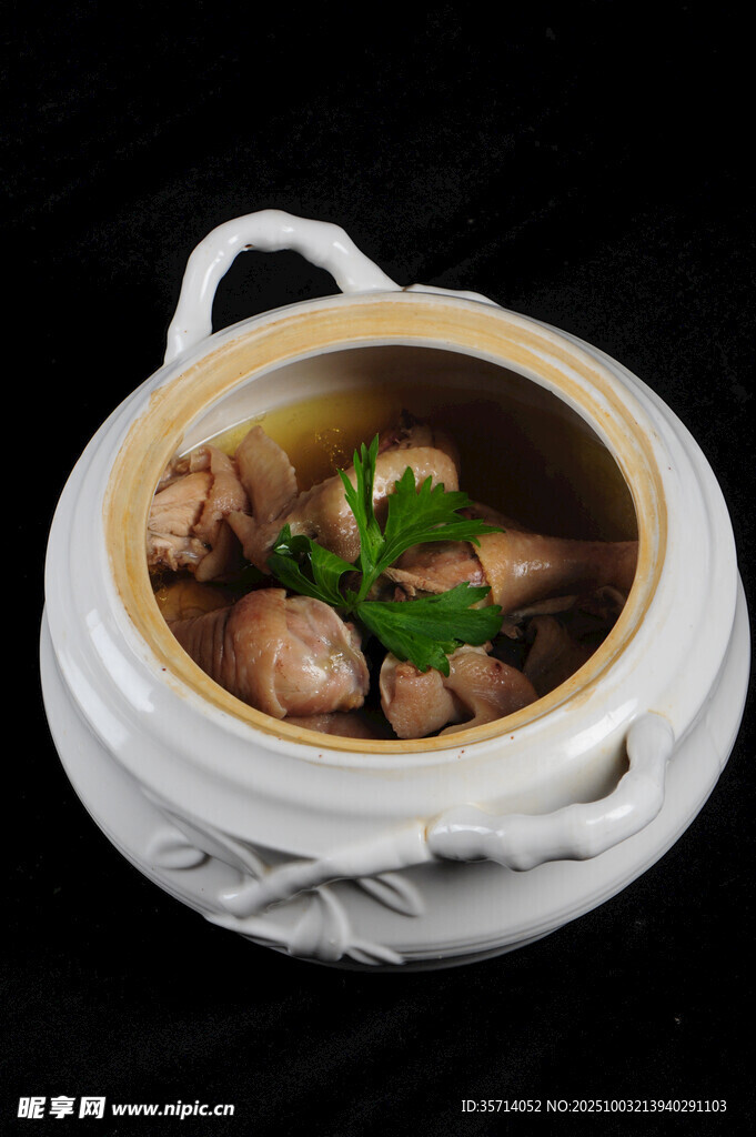 陶瓷锅中的美味炖鸡肉
