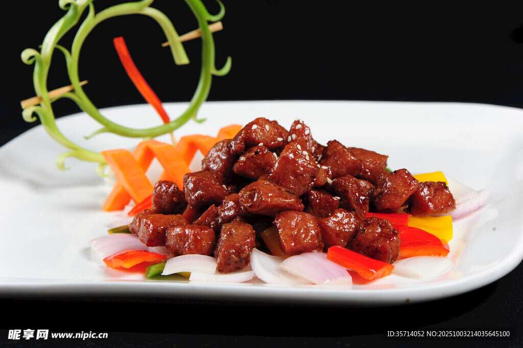 美味酱牛肉粒摆盘精致