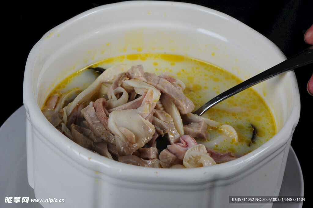 香浓鸡汤炖兔肉