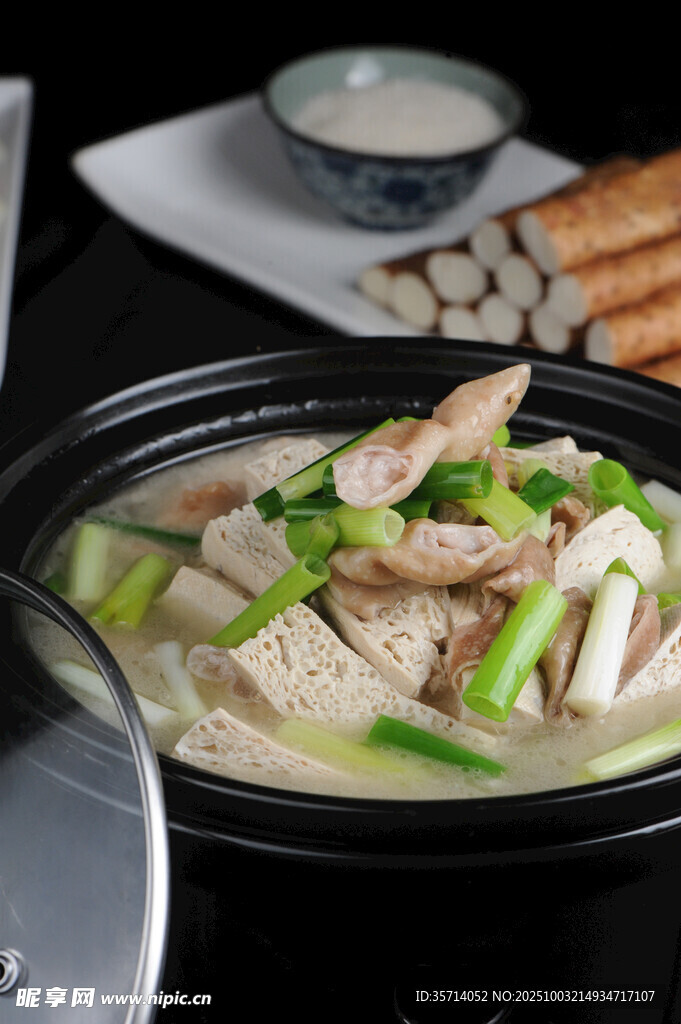 美味鸡肉豆腐蔬菜火锅