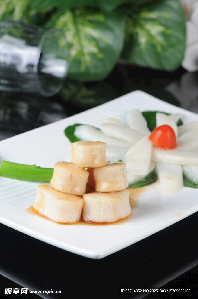 精致摆盘的美味豆腐料理