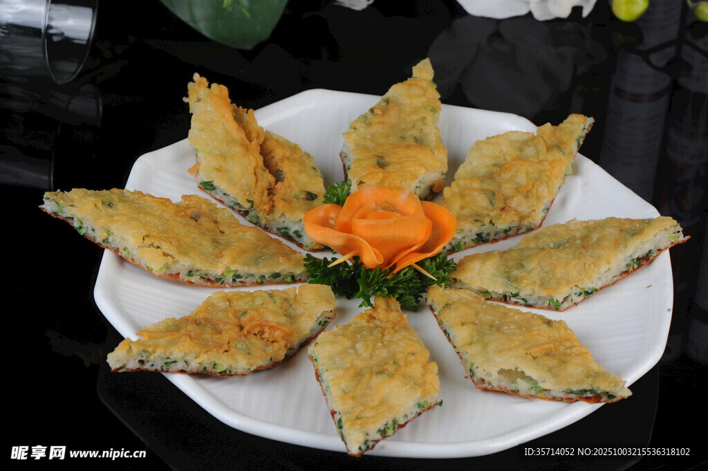 香酥炸饺摆成精致花形